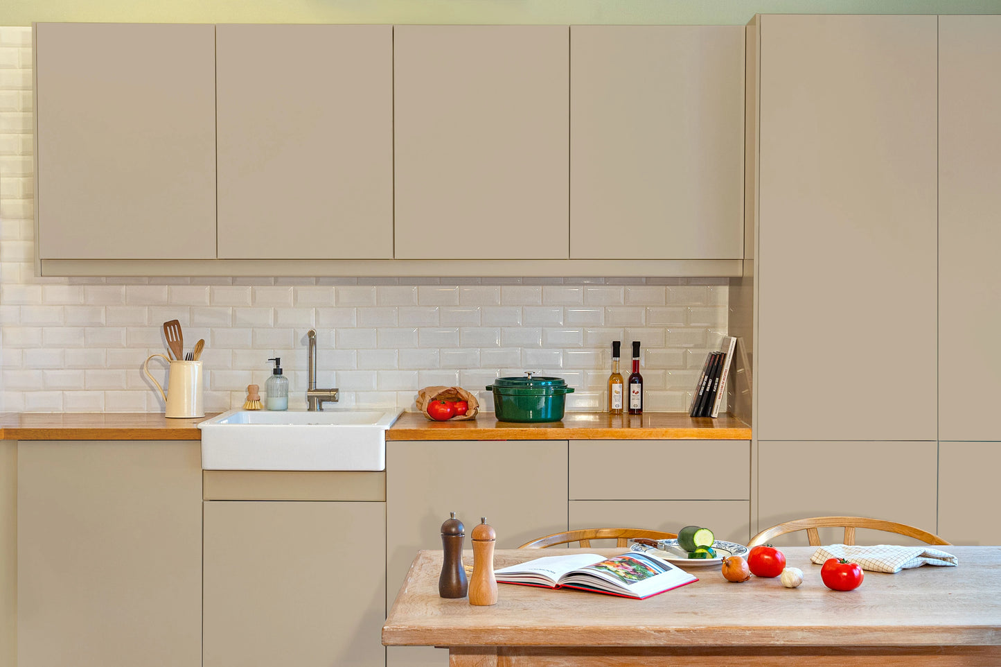 Meubles de cuisine relookés en couleur Corde – peinture Eléonore Déco.