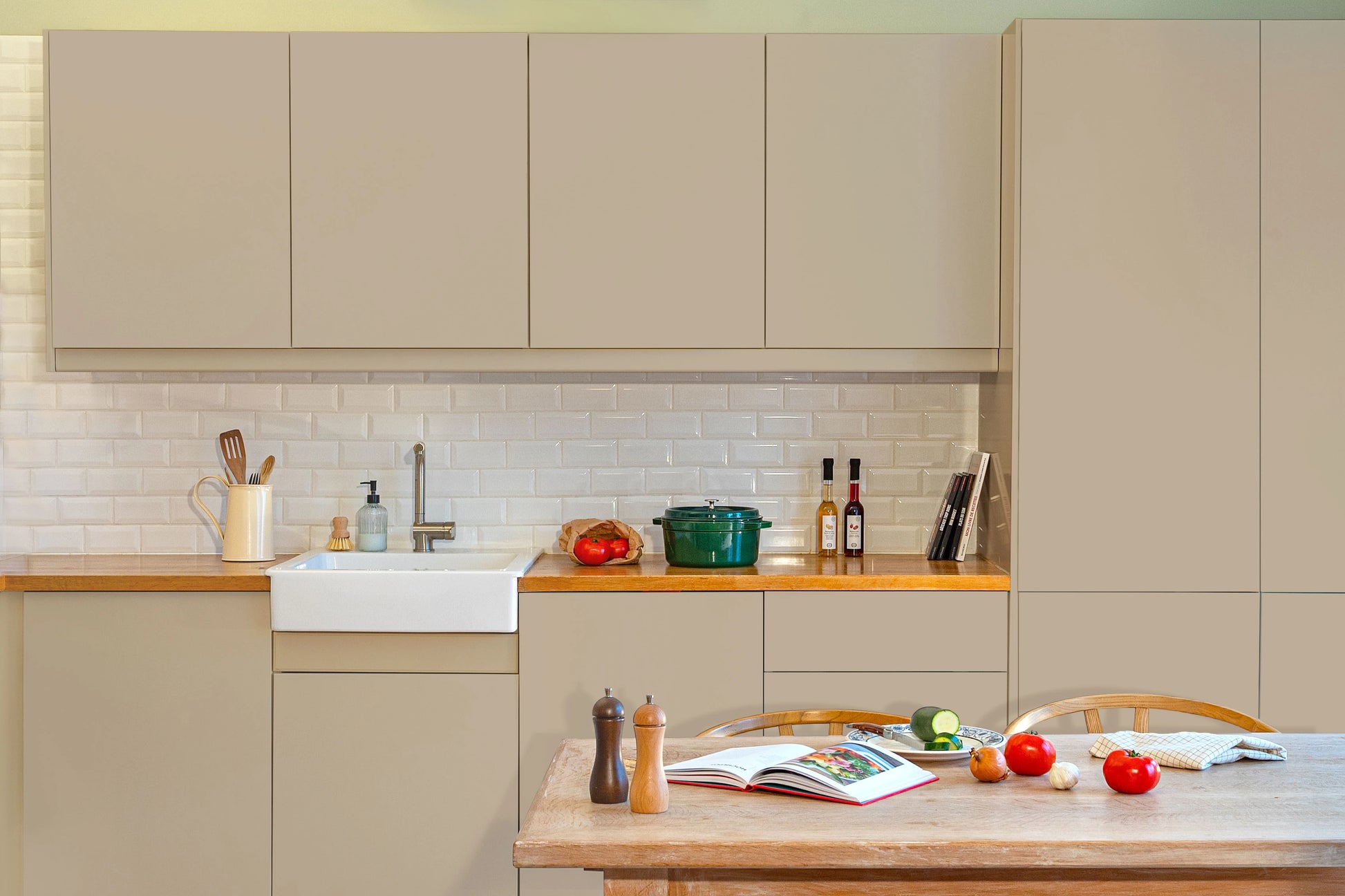 Meubles de cuisine relookés en couleur Corde – peinture Eléonore Déco.