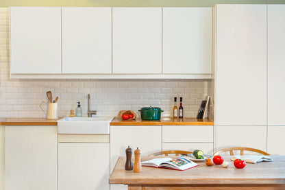 Meubles de cuisine relookés en couleur Craie – peinture Eléonore Déco.