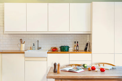 Meubles de cuisine relookés en couleur Ecume – peinture Eléonore Déco.