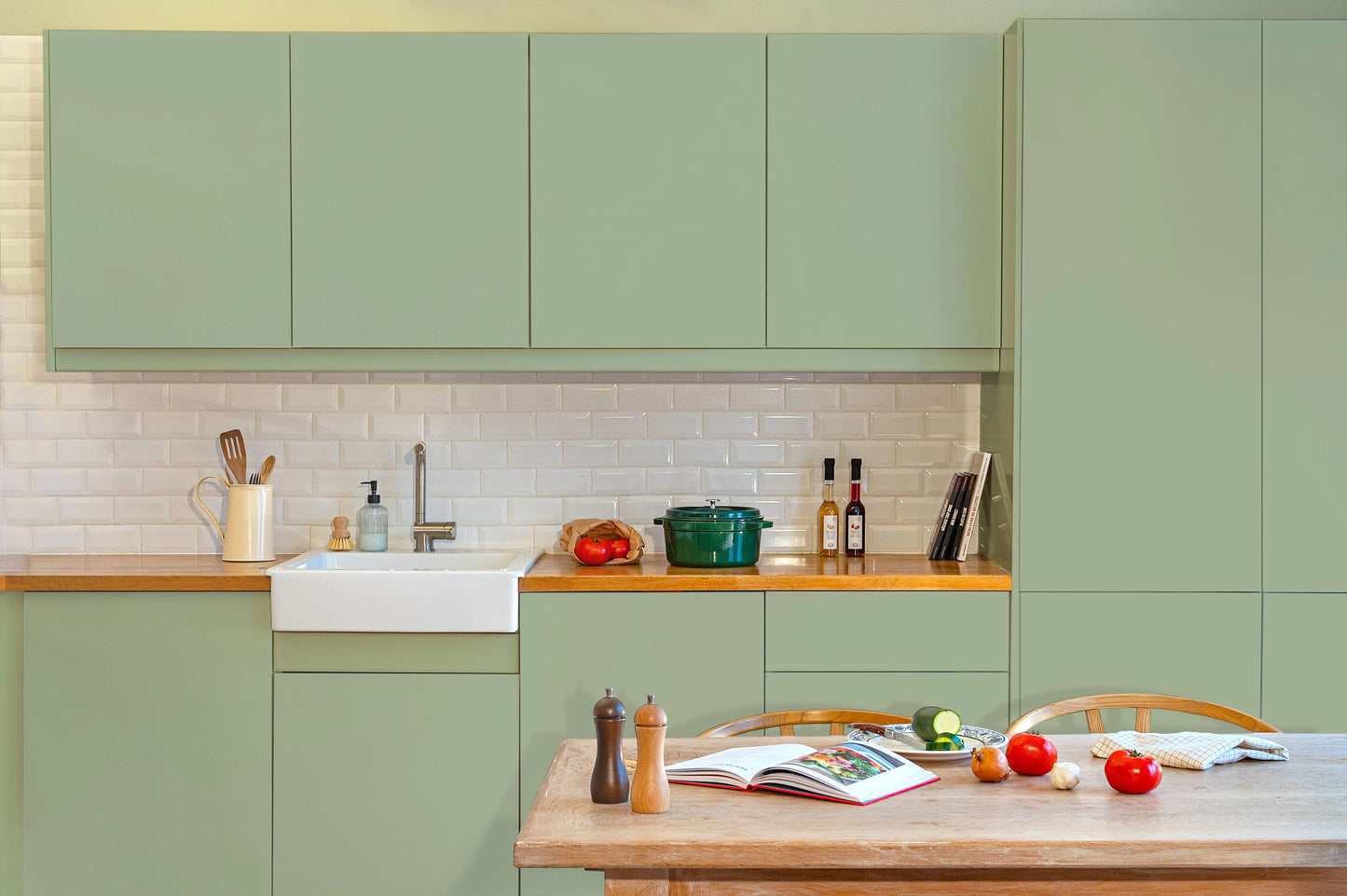 Meubles de cuisine relookés en couleur Fenouil – peinture Eléonore Déco.