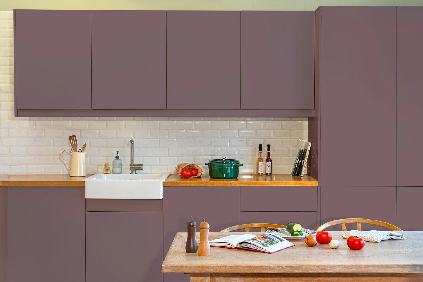 Meubles de cuisine relookés en couleur Figue – peinture Eléonore Déco.