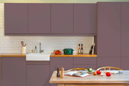 Meubles de cuisine relookés en couleur Figue – peinture Eléonore Déco.