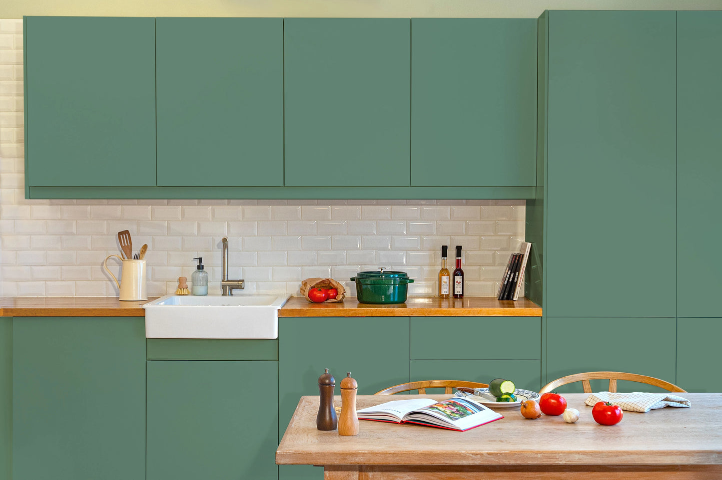 Meubles de cuisine relookés en couleur Fougere – peinture Eléonore Déco.