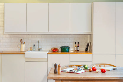 Meubles de cuisine relookés en couleur Gris clair – peinture Eléonore Déco.