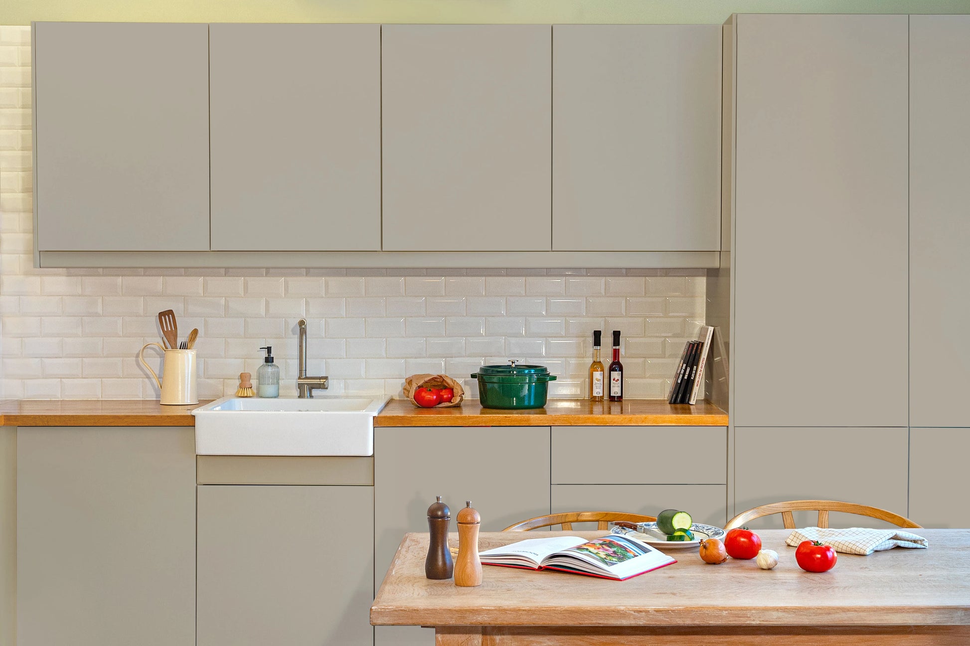 Meubles de cuisine relookés en couleur Gris de suede – peinture Eléonore Déco.