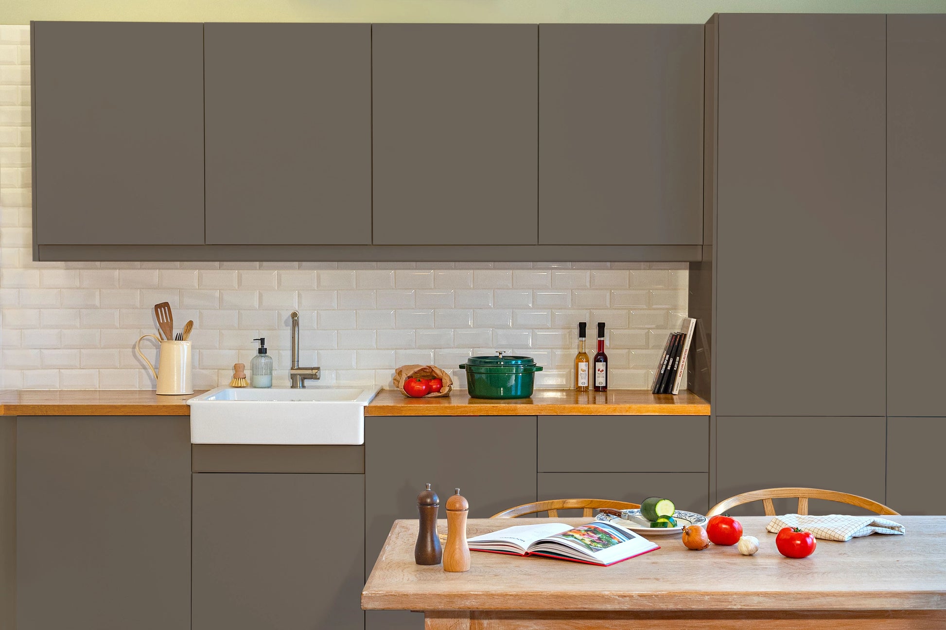 Meubles de cuisine relookés en couleur Havane – peinture Eléonore Déco.