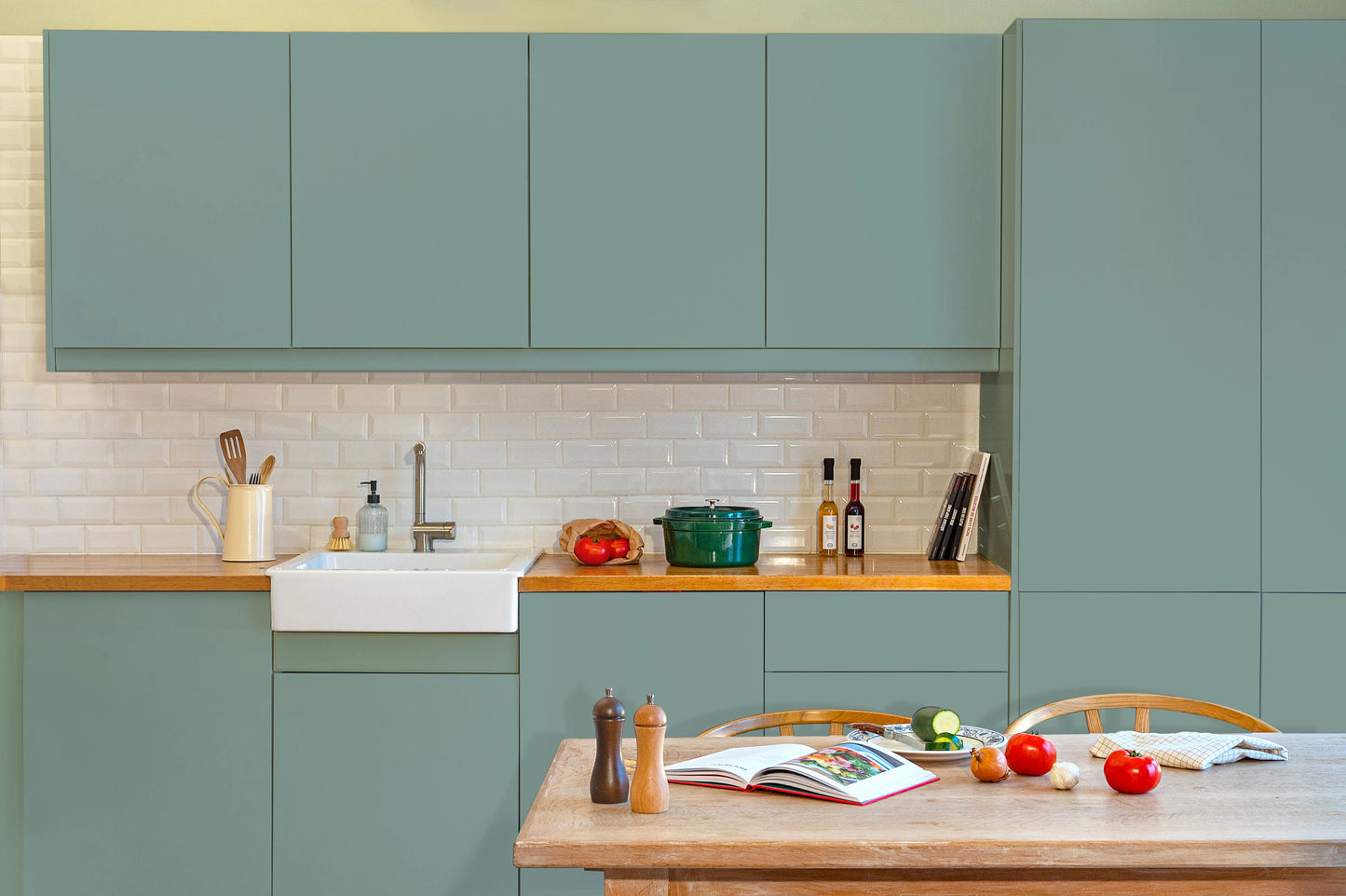 Meubles de cuisine relookés en couleur Imperial – peinture Eléonore Déco.