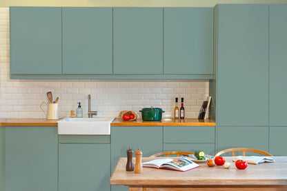 Meubles de cuisine relookés en couleur Imperial – peinture Eléonore Déco.