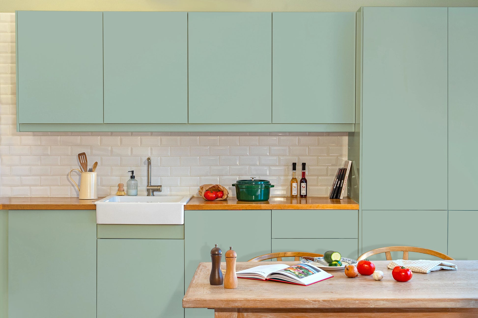 Meubles de cuisine relookés en couleur Jade – peinture Eléonore Déco.