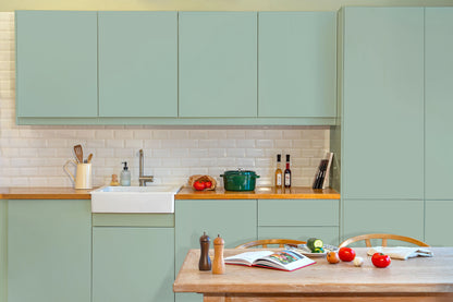 Meubles de cuisine relookés en couleur Jade – peinture Eléonore Déco.