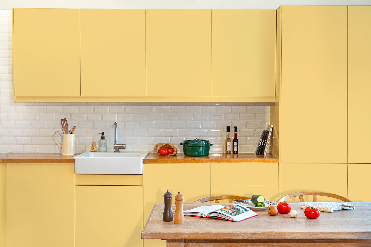 Meubles de cuisine relookés en couleur jaune Beurre demi-sel – peinture Eléonore Déco