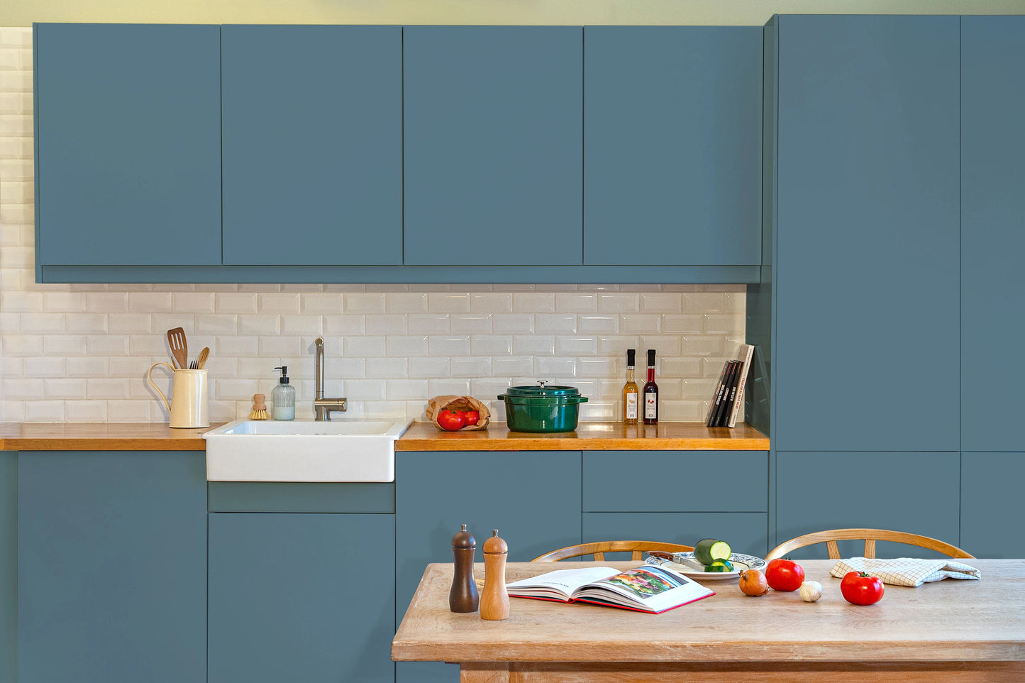 Meubles de cuisine relookés en couleur Jersey – peinture Eléonore Déco.