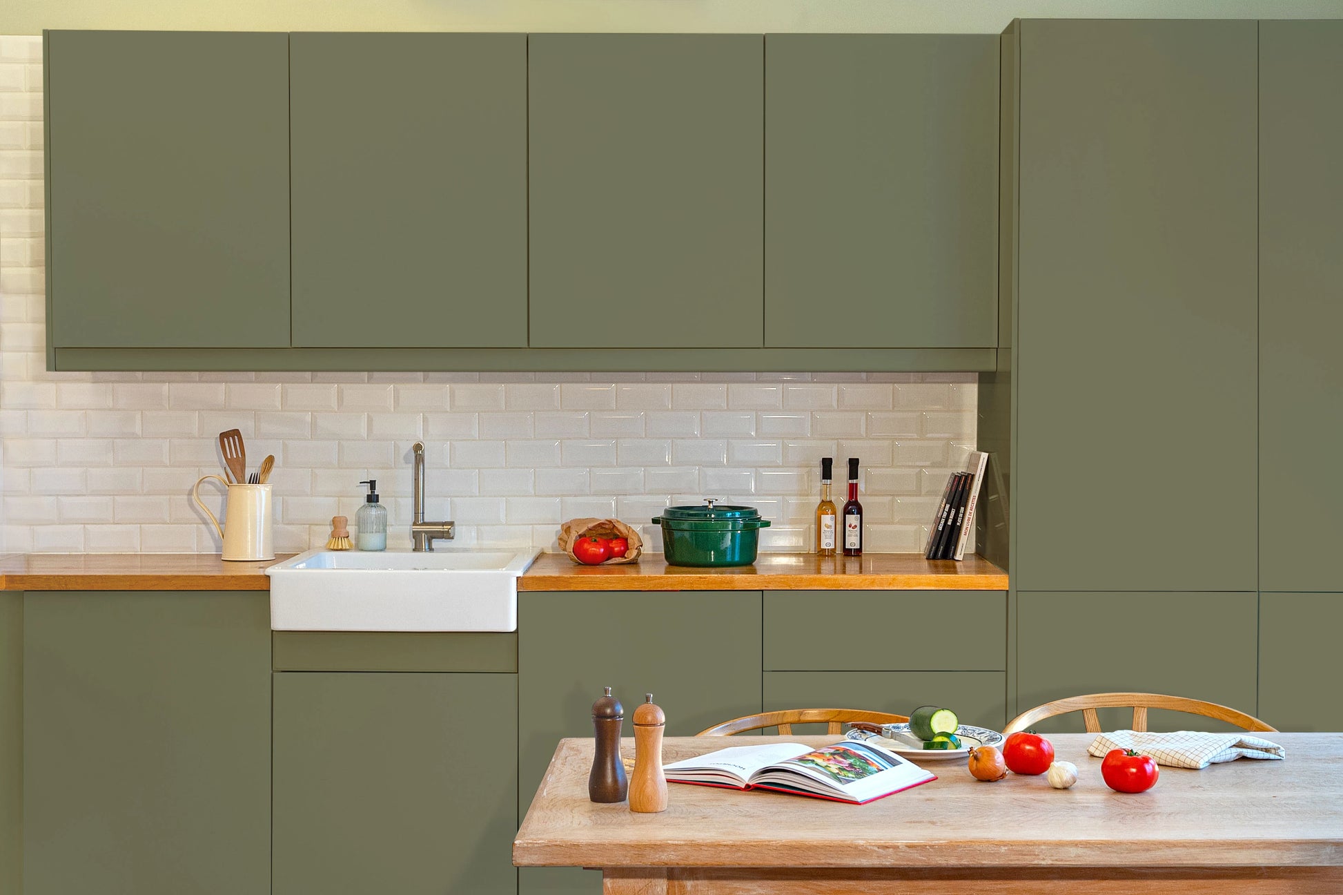 Meubles de cuisine relookés en couleur Kaki – peinture Eléonore Déco.