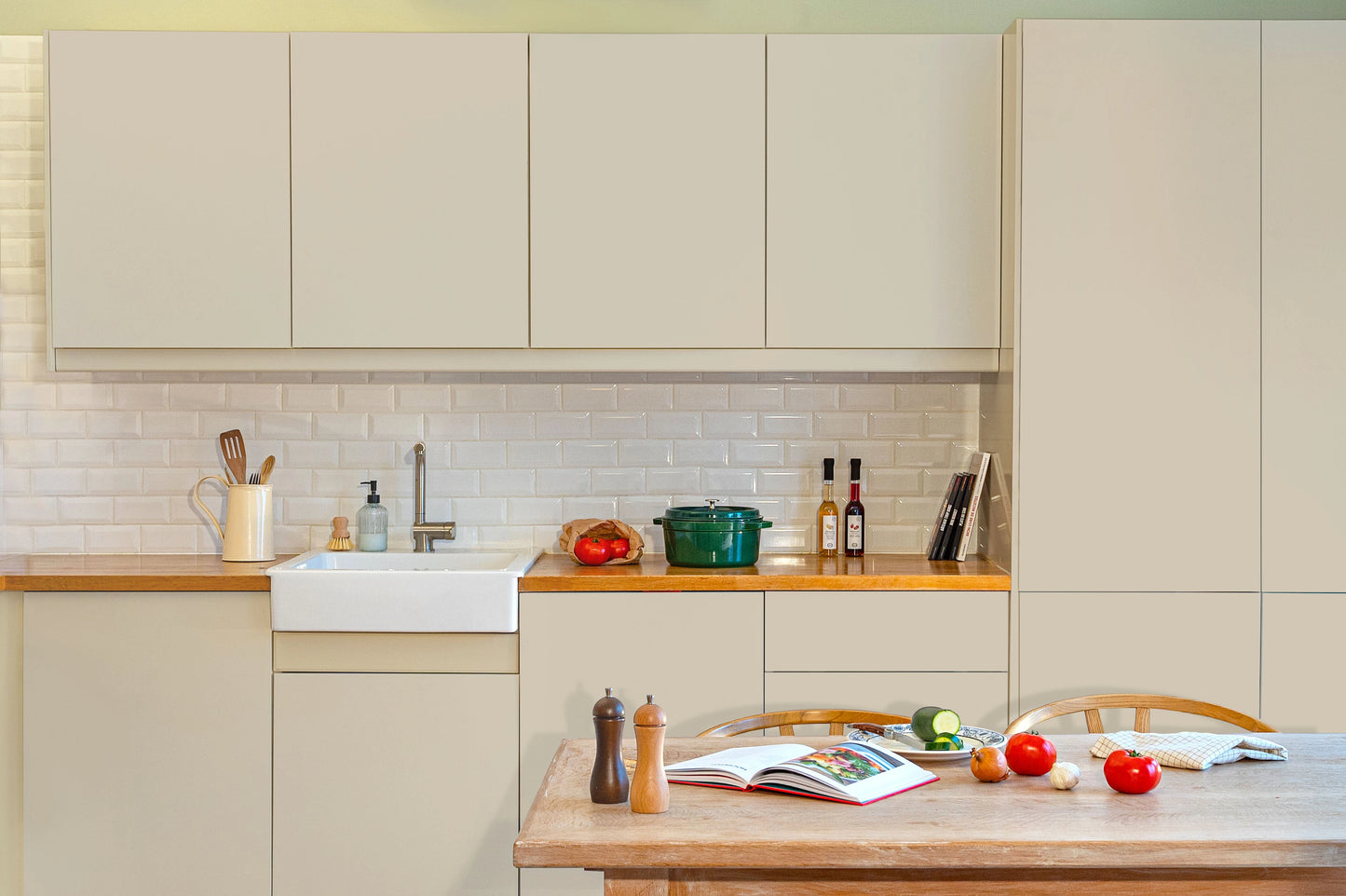 Meubles de cuisine relookés en couleur Lin – peinture Eléonore Déco.