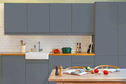 Meubles de cuisine relookés en couleur Météorite – peinture Eléonore Déco.