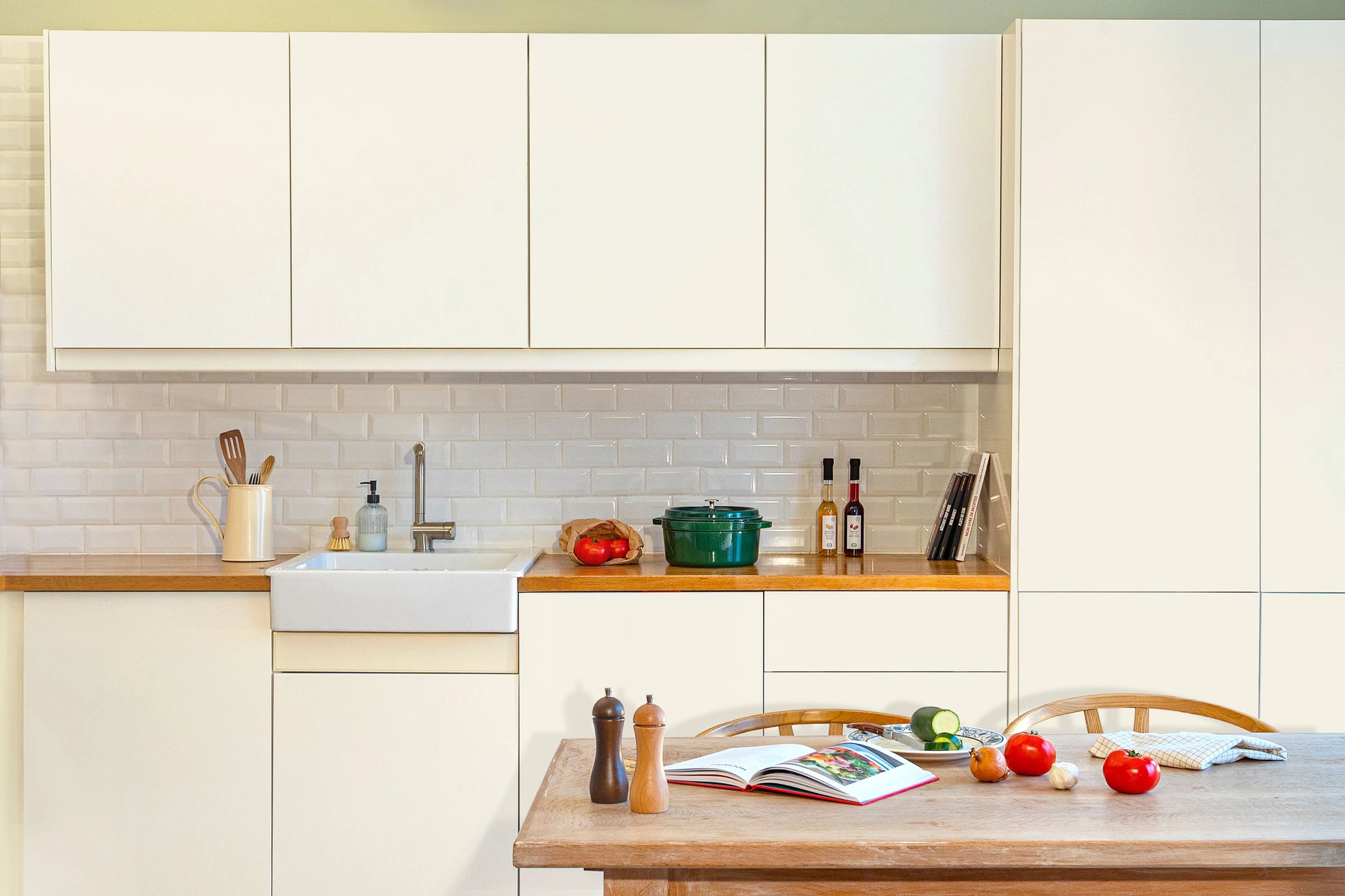 Meubles de cuisine relookés en couleur Mousse de lait – peinture Eléonore Déco.