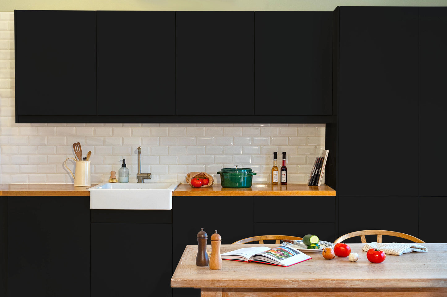 Meubles de cuisine relookés en couleur Noir – peinture Eléonore Déco.