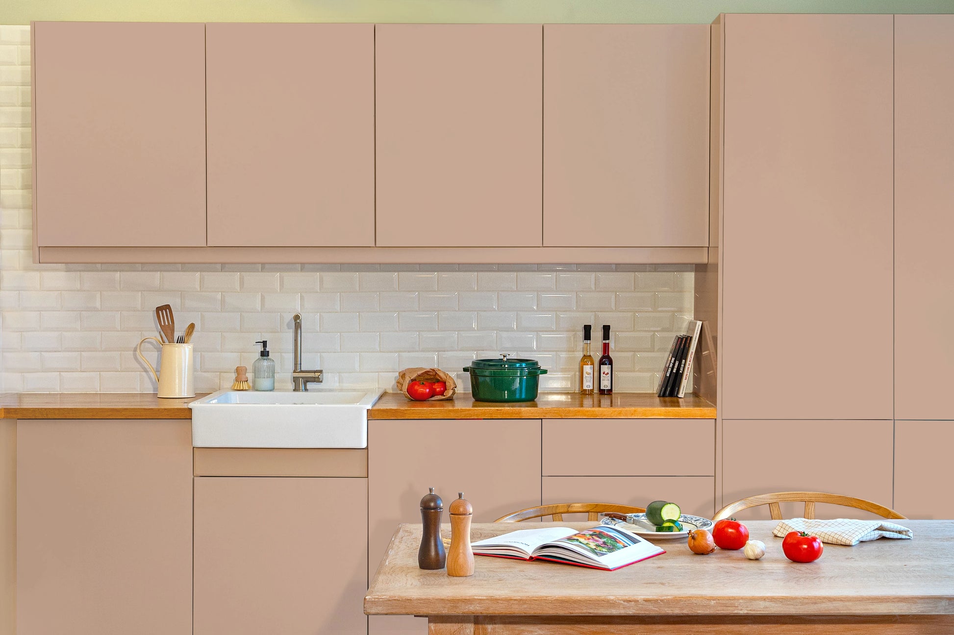 Meubles de cuisine relookés en couleur Nude – peinture Eléonore Déco.