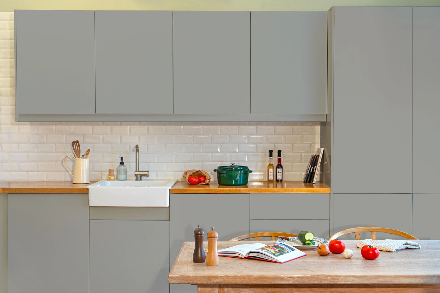 Meubles de cuisine relookés en couleur Orage – peinture Eléonore Déco.