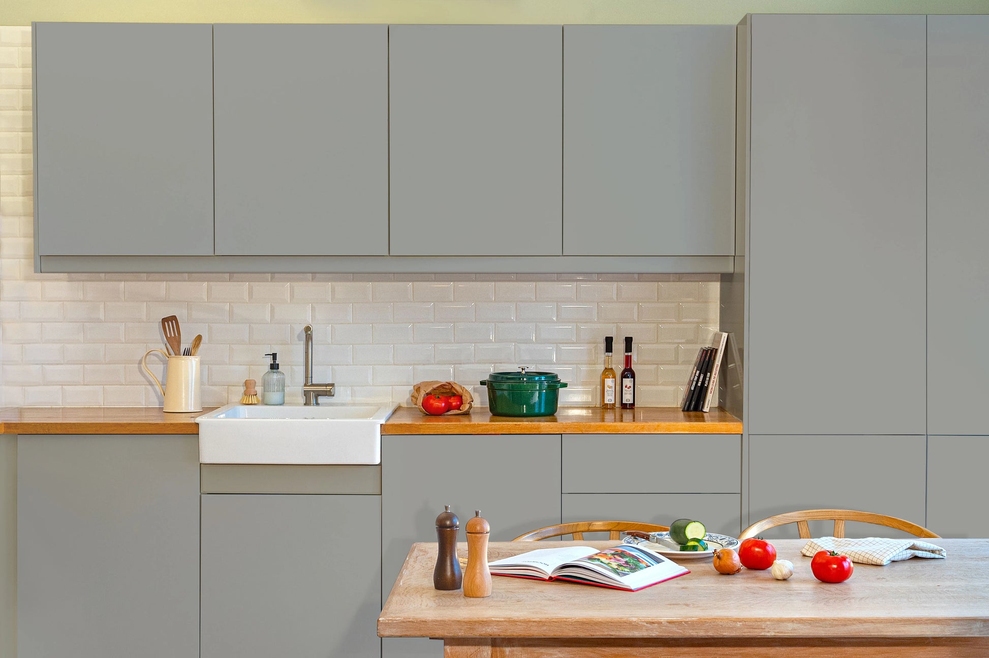 Meubles de cuisine relookés en couleur Orage – peinture Eléonore Déco.