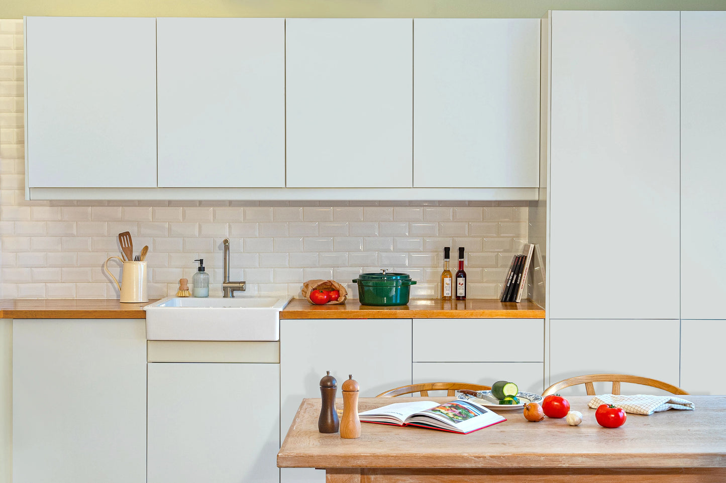 Meubles de cuisine relookés en couleur Perle – peinture Eléonore Déco.