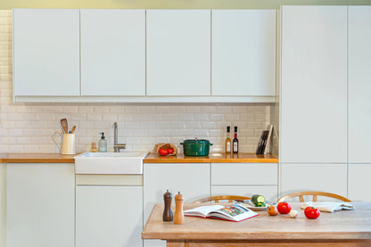 Meubles de cuisine relookés en couleur Perle – peinture Eléonore Déco.