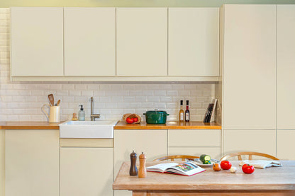 Meubles de cuisine relookés en couleur Pierre – peinture Eléonore Déco.