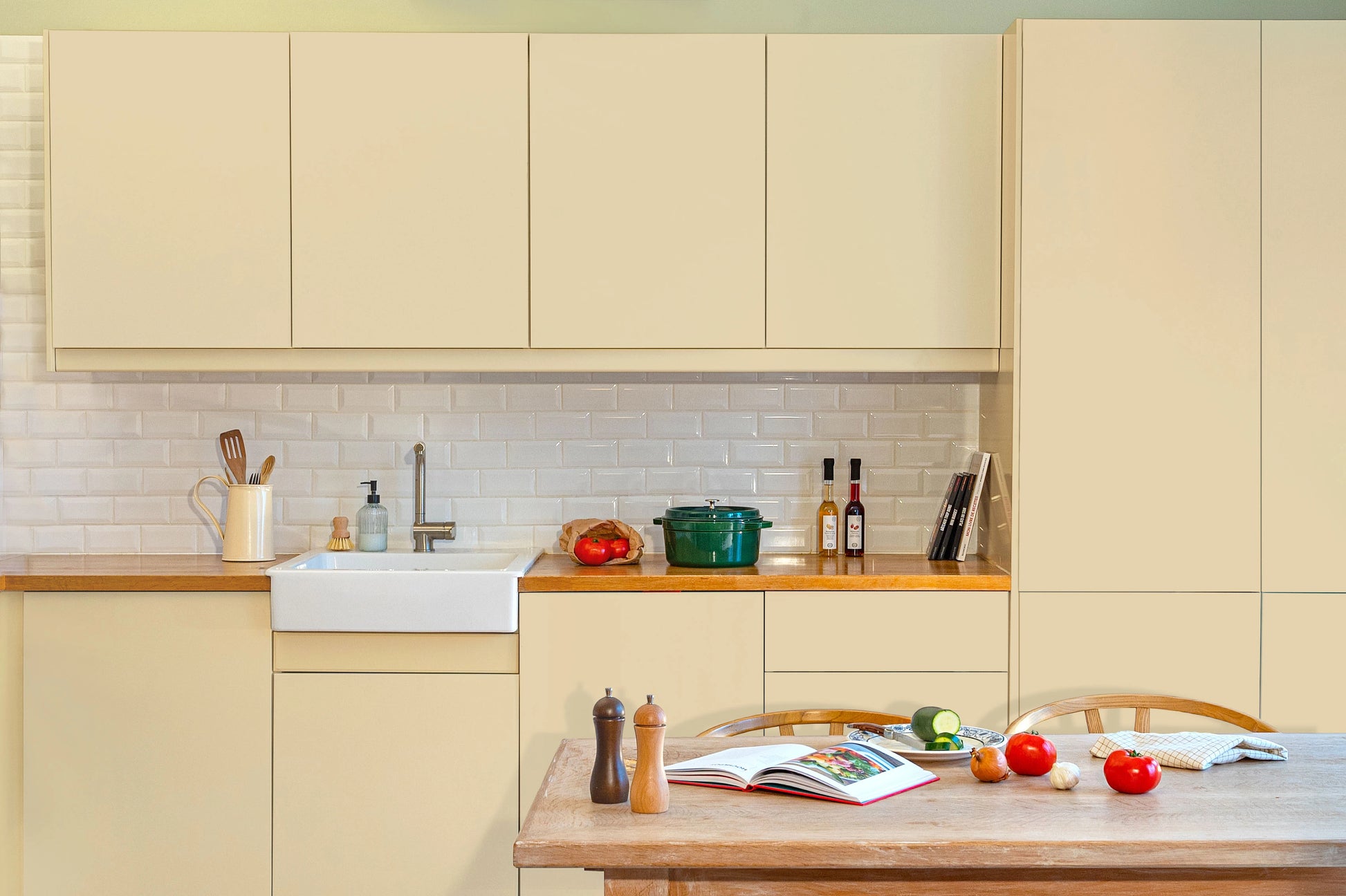 Meubles de cuisine relookés en couleur Raphia – peinture Eléonore Déco.