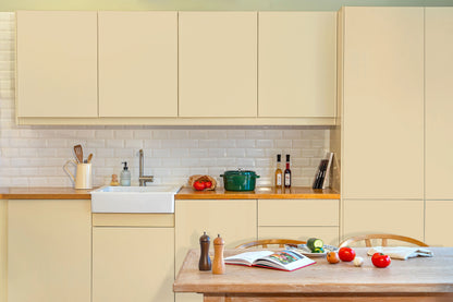 Meubles de cuisine relookés en couleur Raphia – peinture Eléonore Déco.