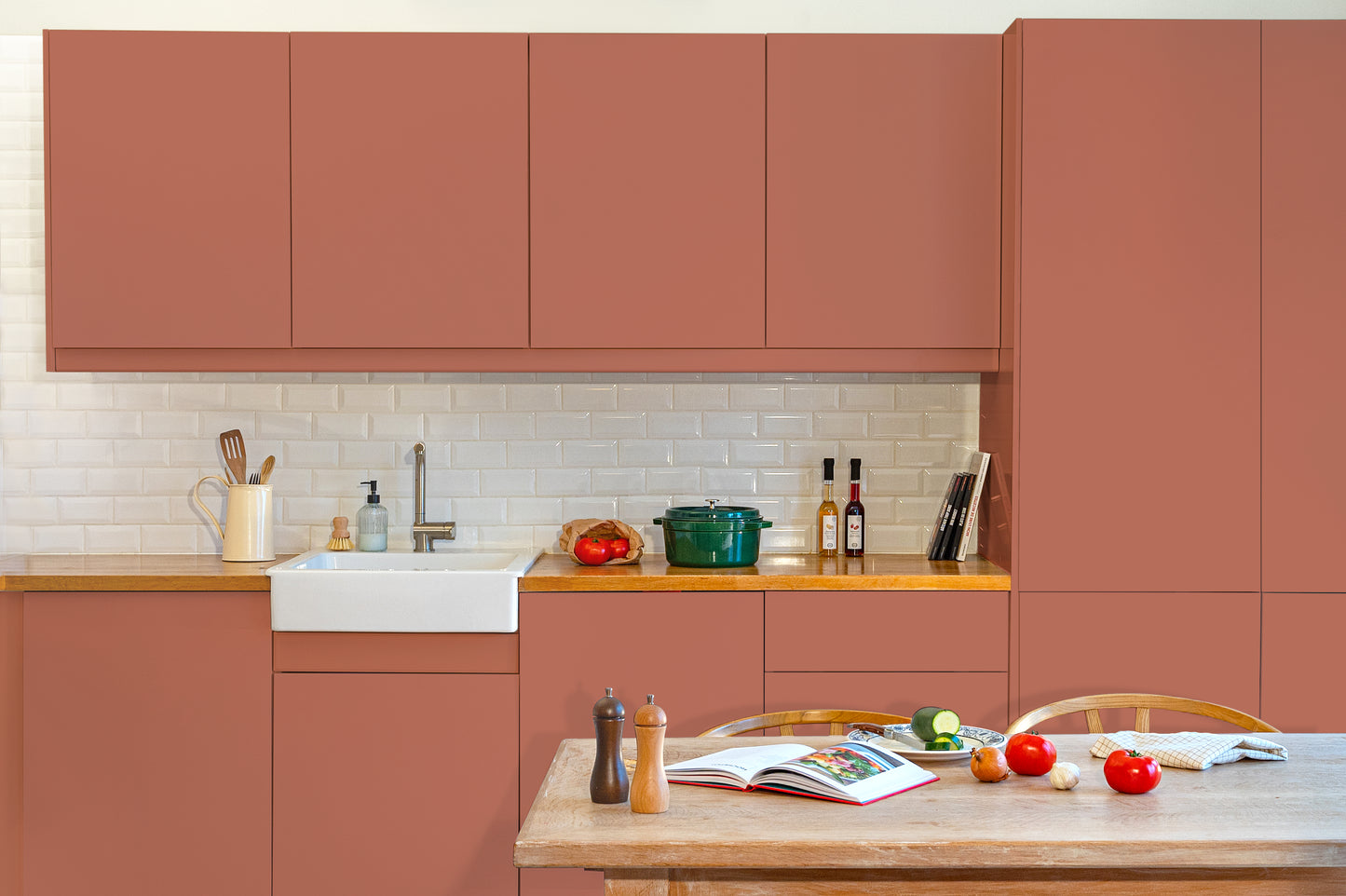 Meubles de cuisine relookés en couleur rose Tuile croquante – peinture Eléonore Déco