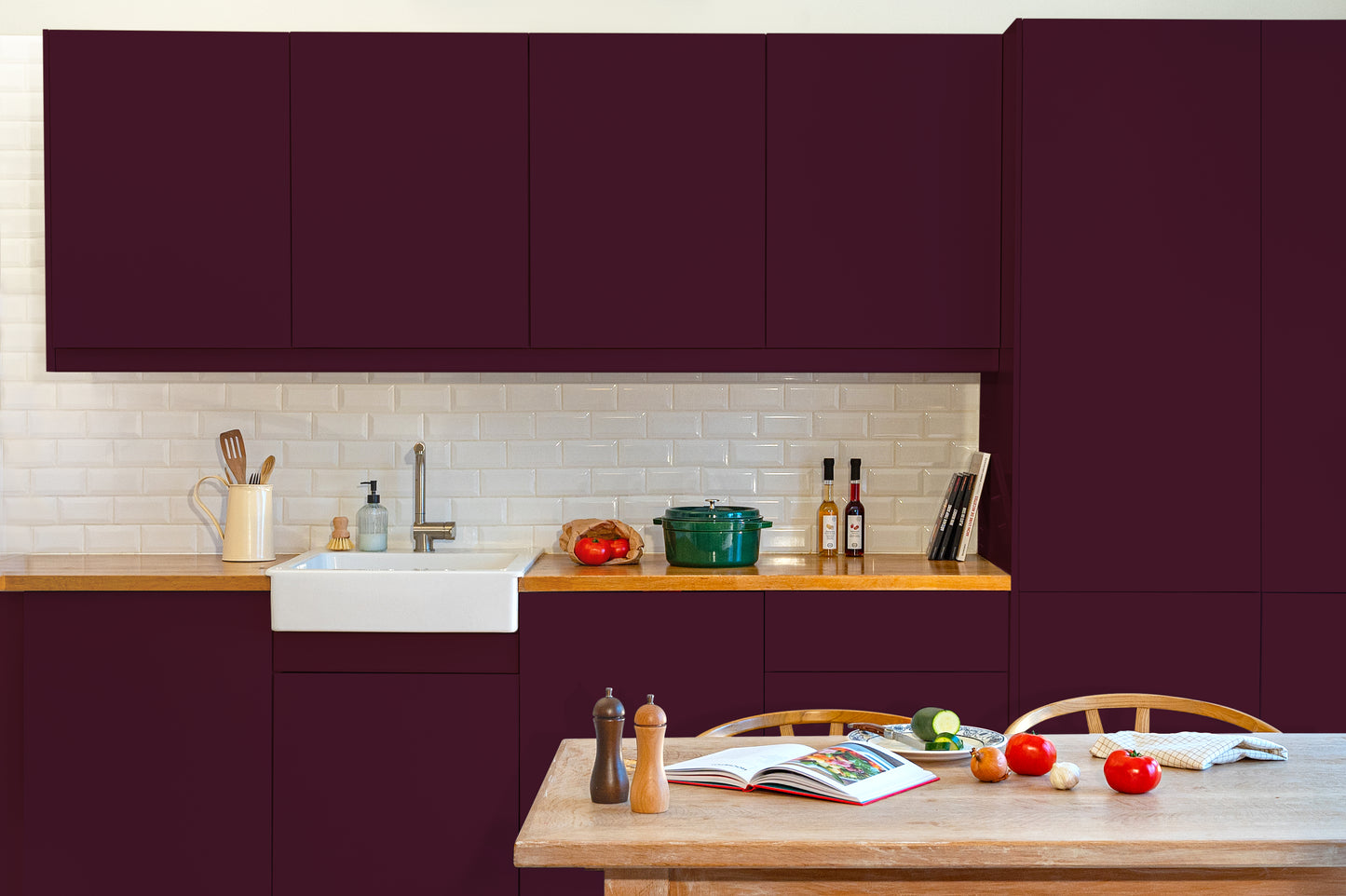 Meubles de cuisine relookés en couleur rouge Goutte de merlot – peinture Eléonore Déco