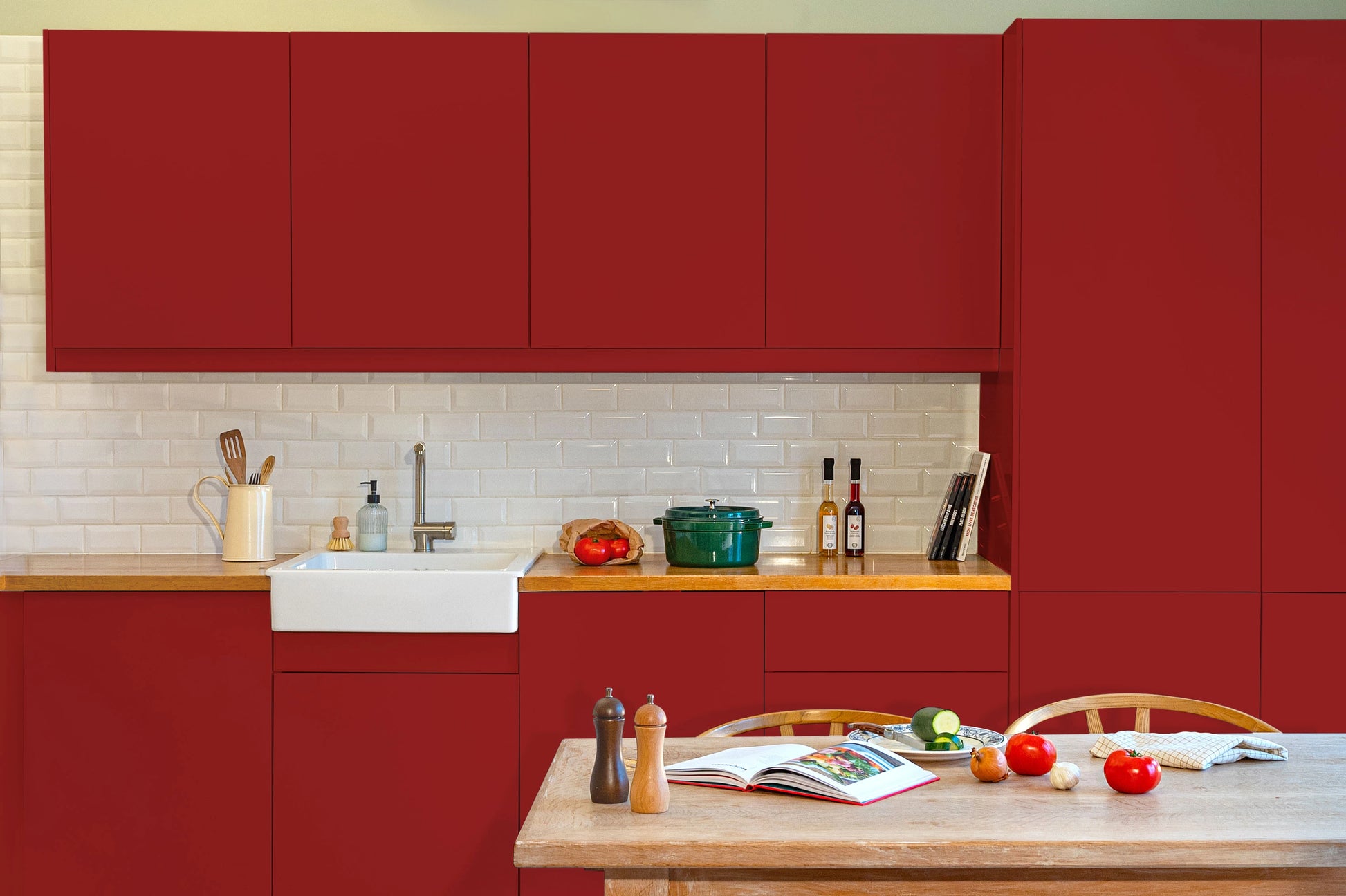 Meubles de cuisine relookés en couleur Rouge passion – peinture Eléonore Déco.