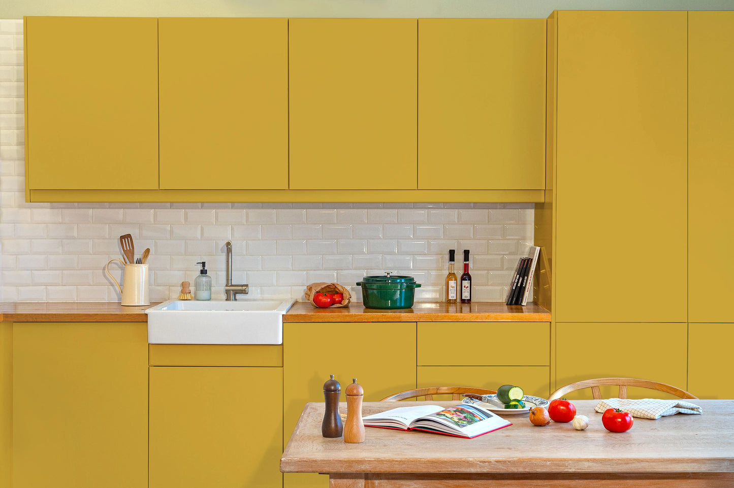 Meubles de cuisine relookés en couleur Safran – peinture Eléonore Déco.