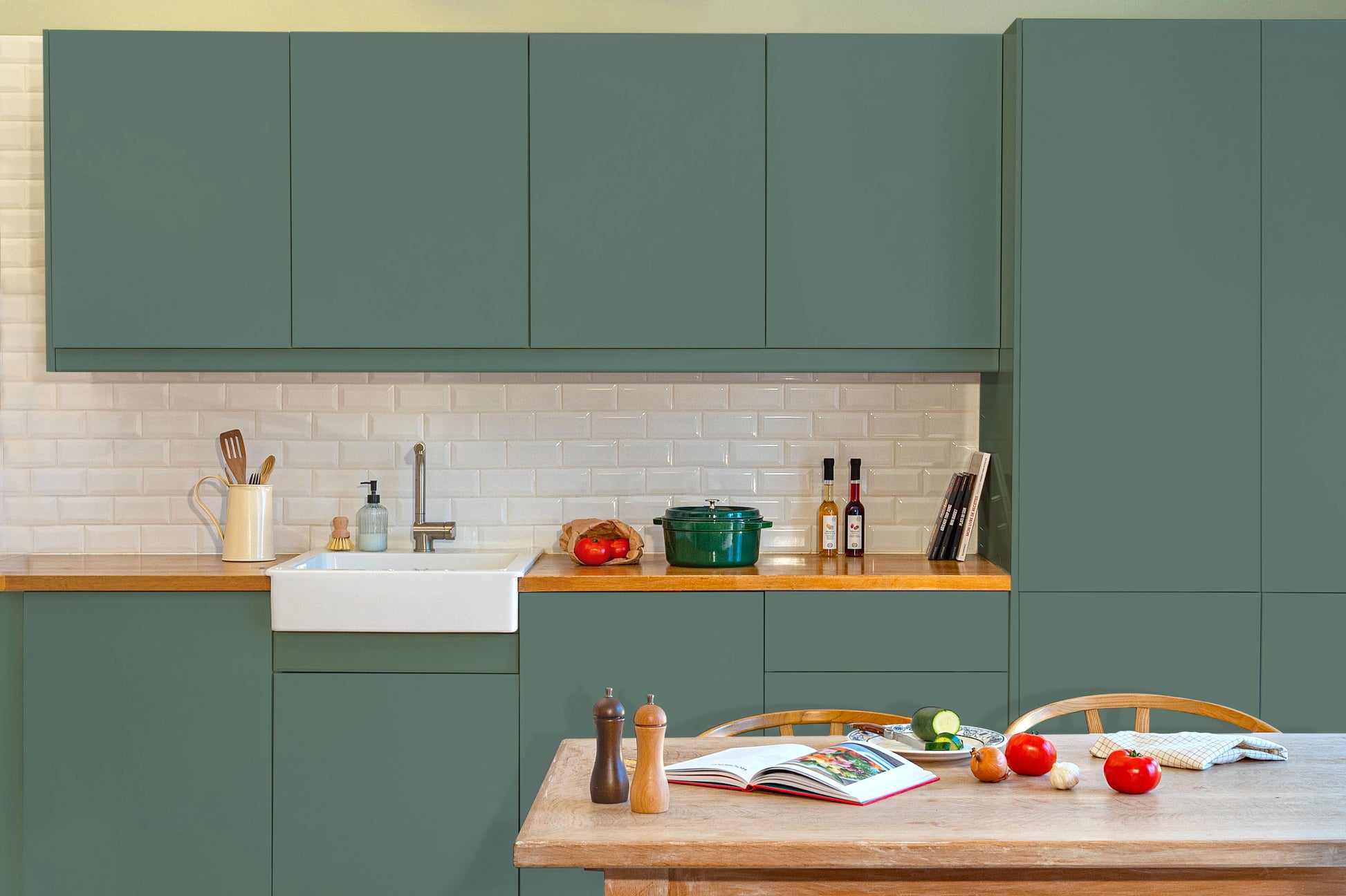 Meubles de cuisine relookés en couleur Sauge – peinture Eléonore Déco.