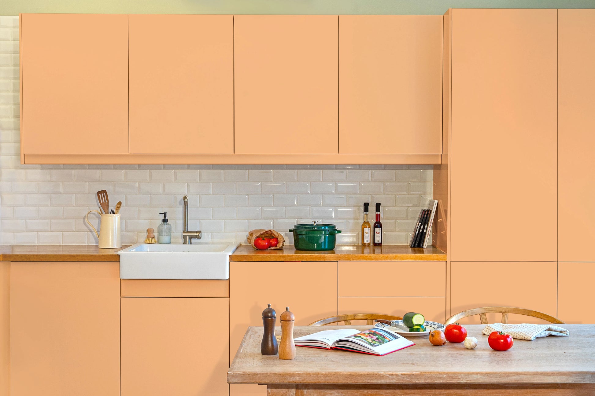 Meubles de cuisine relookés en couleur Sorbet abricot – peinture Eléonore Déco.