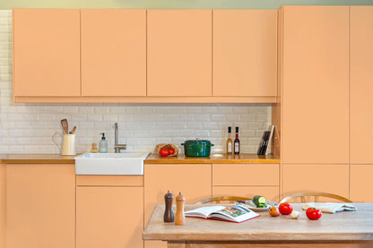 Meubles de cuisine relookés en couleur Sorbet abricot – peinture Eléonore Déco.