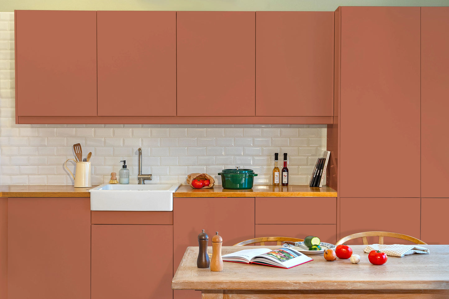 Meubles de cuisine relookés en couleur Terracotta – peinture Eléonore Déco.