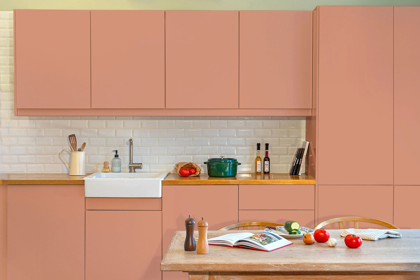 Meubles de cuisine relookés en couleur Terre de mars – peinture Eléonore Déco.