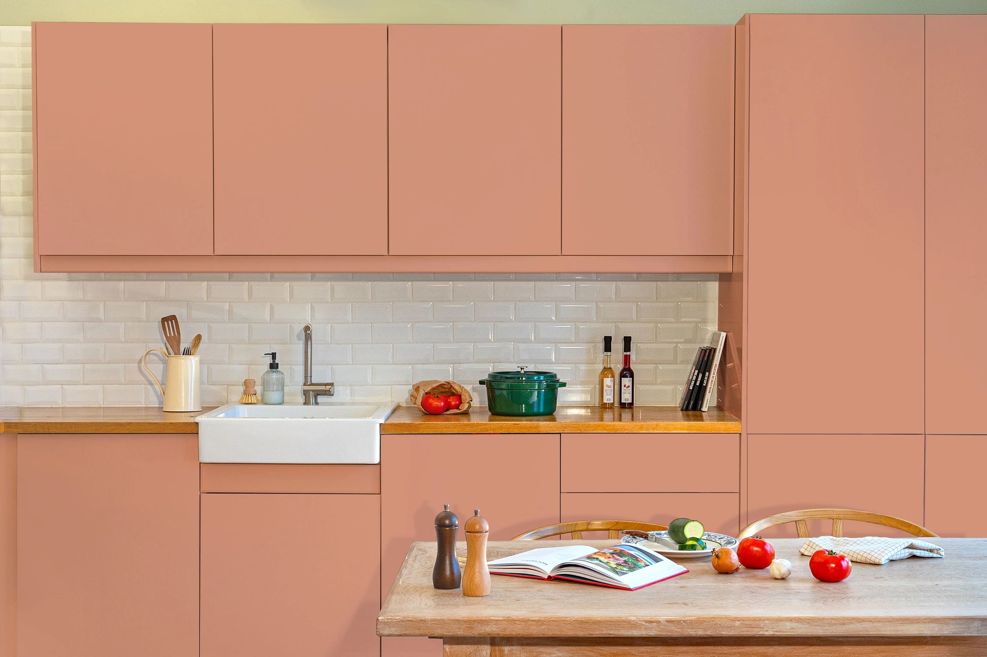 Meubles de cuisine relookés en couleur Terre de mars – peinture Eléonore Déco.