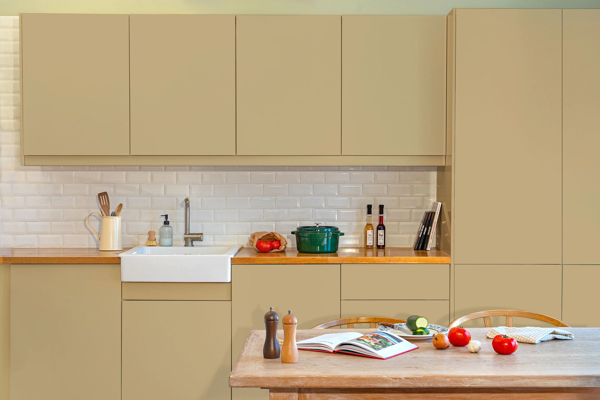 Meubles de cuisine relookés en couleur Toile de jute – peinture Eléonore Déco.