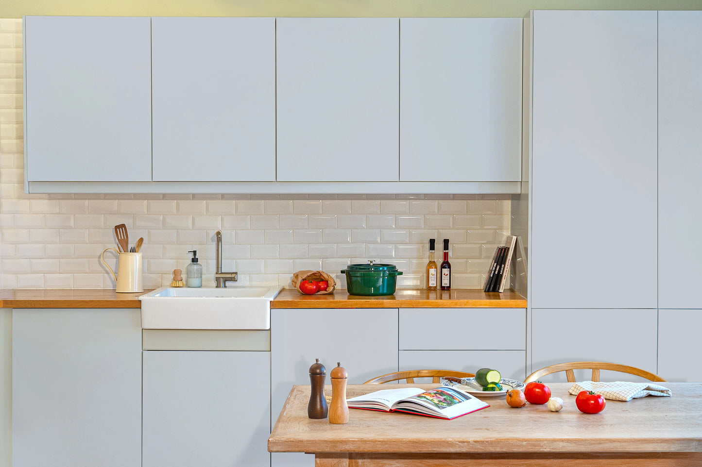 Meubles de cuisine relookés en couleur Tourerelle – peinture Eléonore Déco.