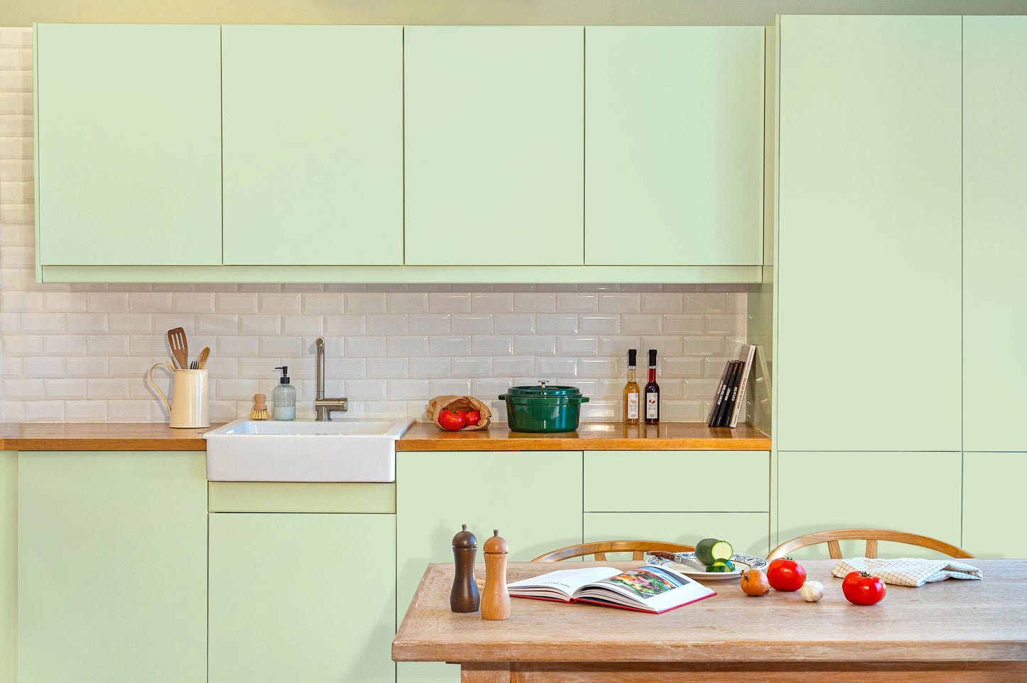 Meubles de cuisine relookés en couleur Vert d eau – peinture Eléonore Déco.