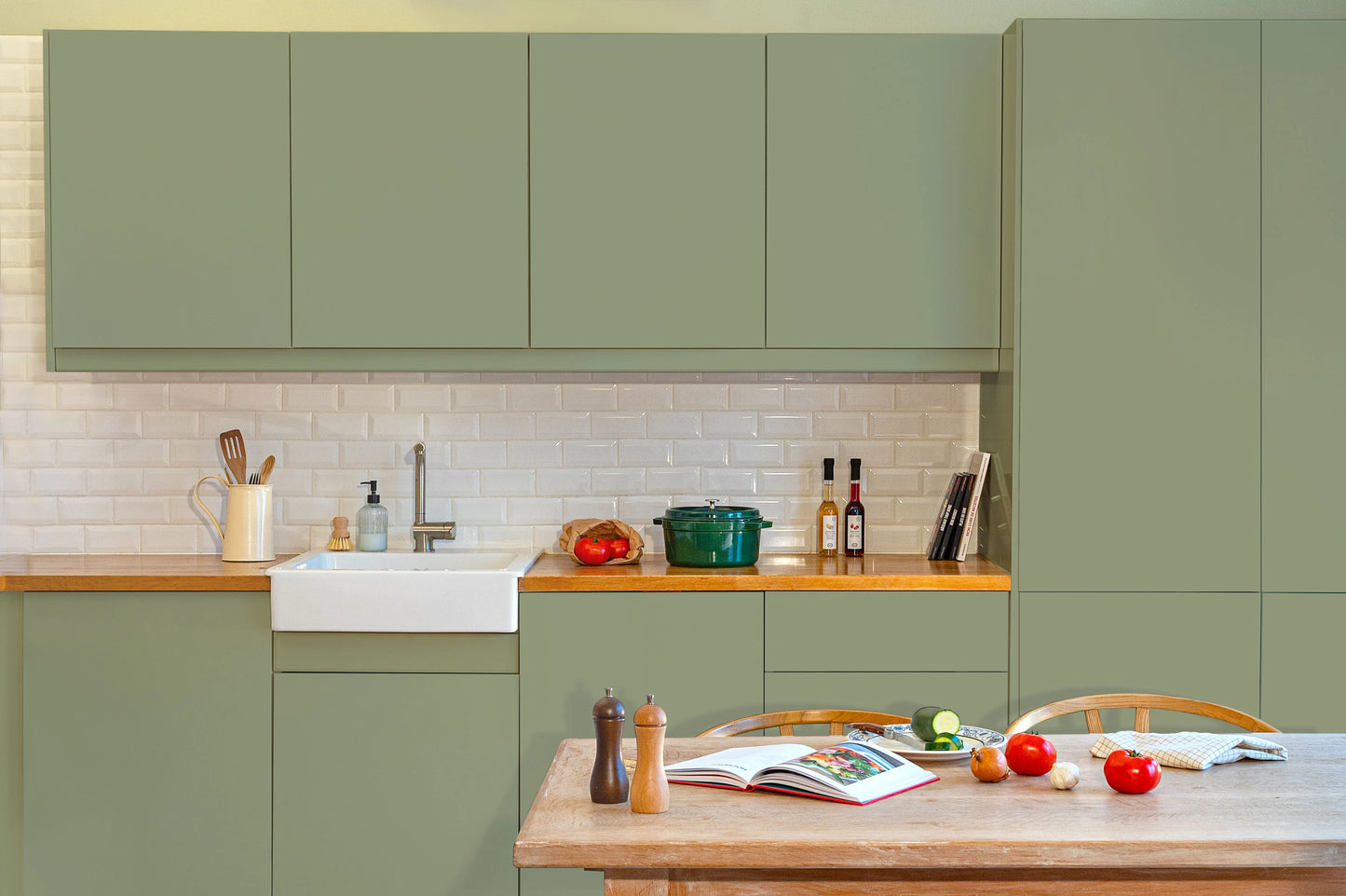 Meubles de cuisine relookés en couleur Vert de gris – peinture Eléonore Déco.