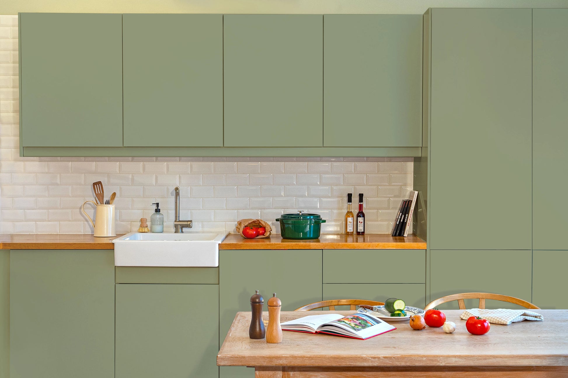 Meubles de cuisine relookés en couleur Vert de gris – peinture Eléonore Déco.