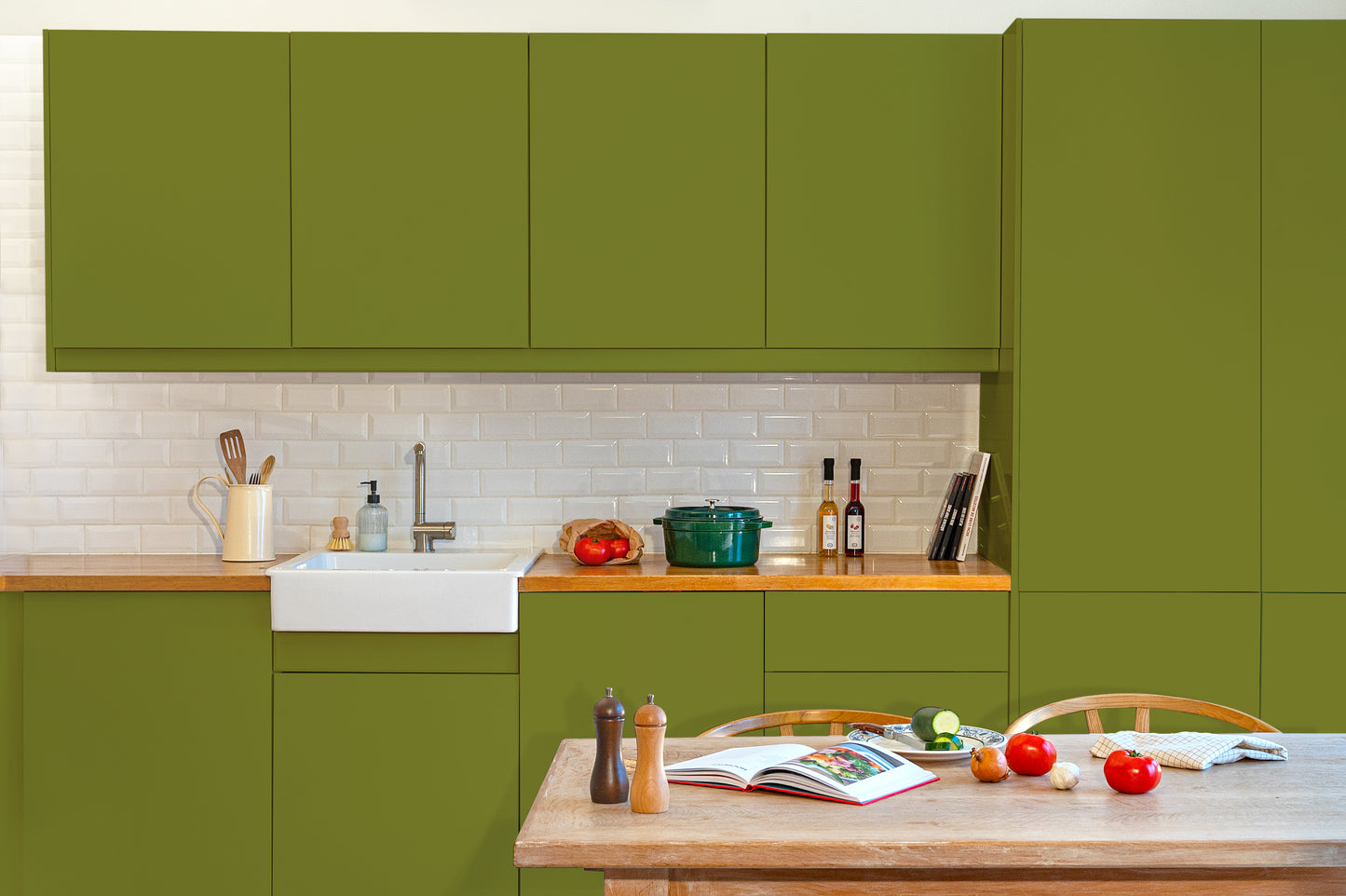 Meubles de cuisine relookés en couleur vert Matcha latte – peinture Eléonore Déco