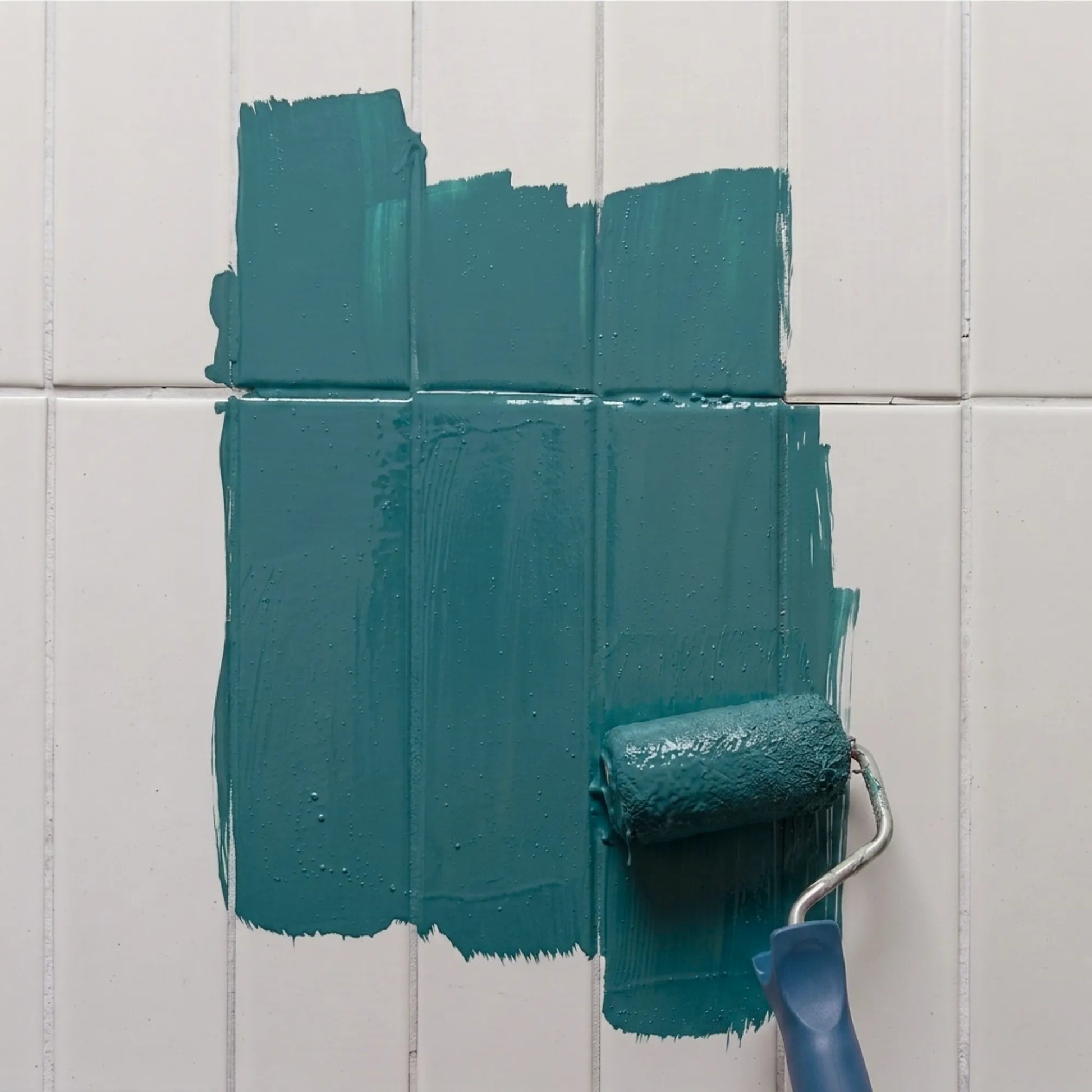 Peinture pour carrelage Éléonore Déco, couleur Cyprès bleu.
