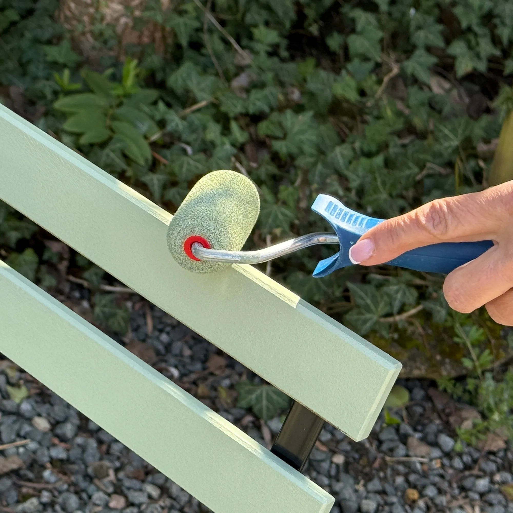 Application au rouleau de la deuxième couche de peinture extérieure Éléonore Déco fenouil.