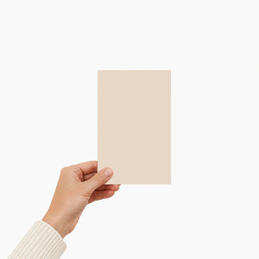 Échantillon peinture Éléonore Déco Beige rosé tenu à la main.