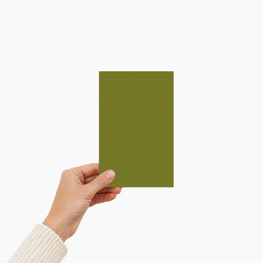 Échantillon peinture Éléonore Déco Matcha latte tenu à la main.